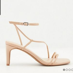Strappy nude sandals with squared toes
